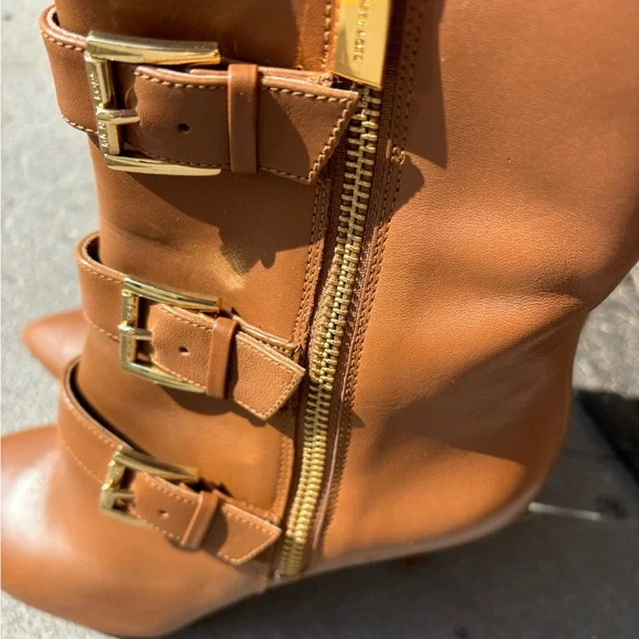 Gorgeous Brown Michael Kors Boots with Gold Zippers and Buckles - EUC Sz 6.5 - Picture 3 of 9